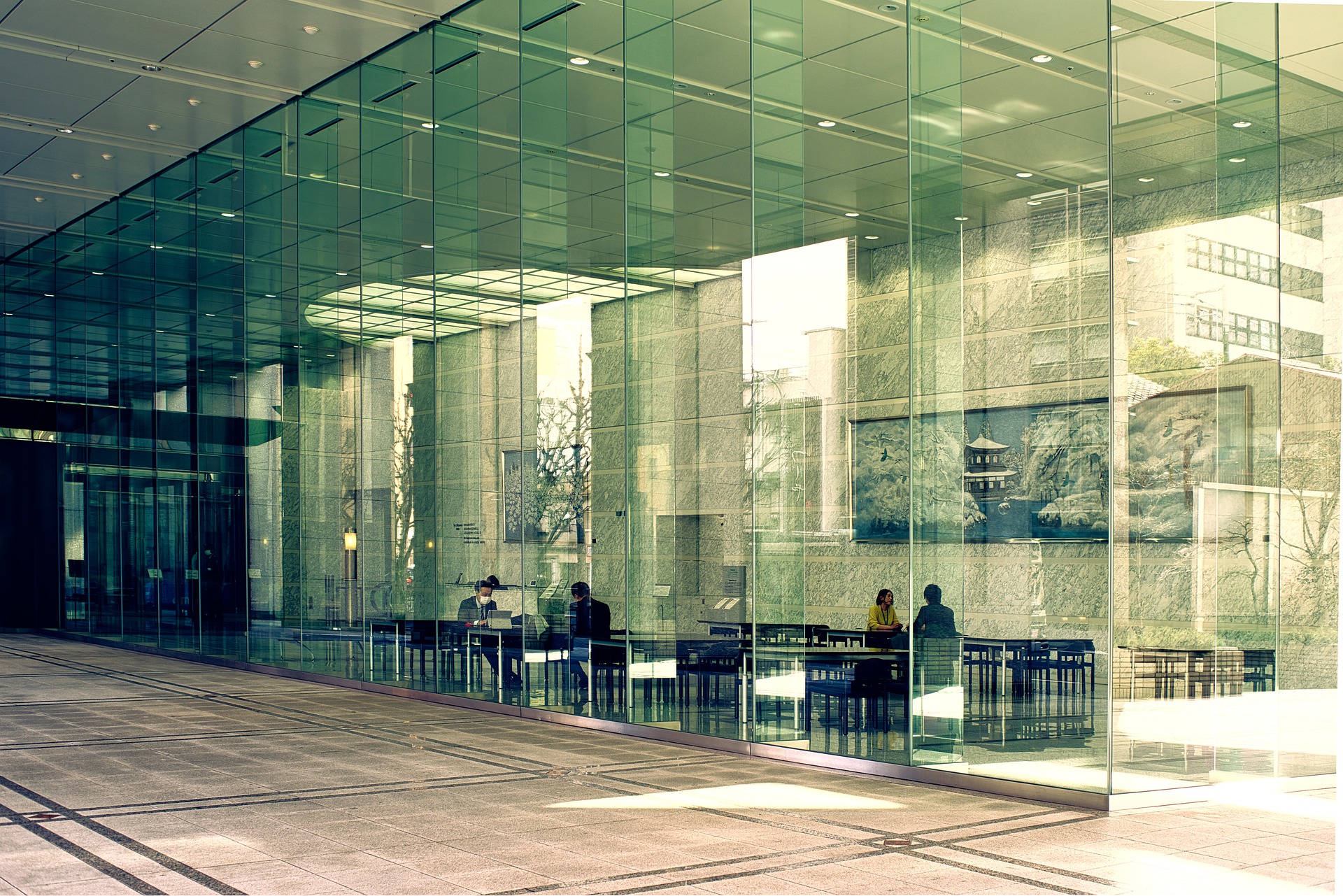 Где снимают женский стендап со стеклянной стеной